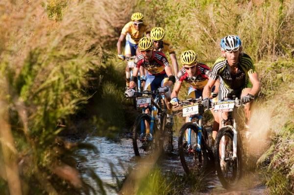 Mannie Heymans (Garmin) leads Kevin Evans and David George (MTN Energade) across the old Viljoens Pass.