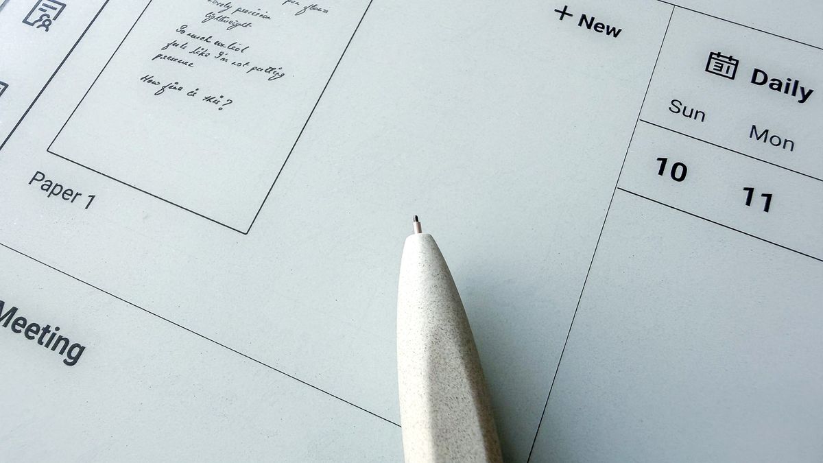 ViWoods C1 ceramic stylus on top of the ViWoods AiPaper digital notebook