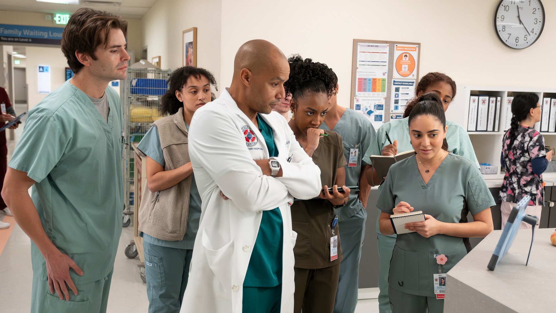 ترك وبعض المتدربين الجراحيين ينظرون إلى شاشة صغيرة في Scrubs الموسم العاشر