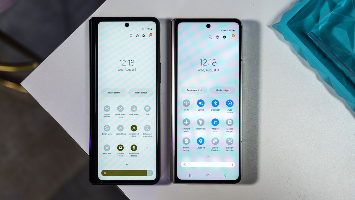 Samsung Galaxy Z Fold 3 (black) versus Samsung Galaxy Z Fold 4 (Graygreen)