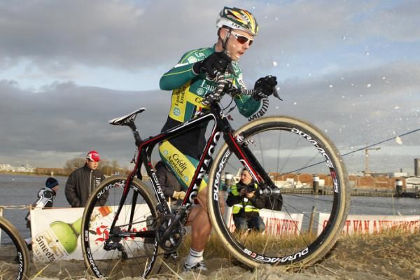 Sven Nys (Landbouwkrediet) runs through the sand alongside the Schelde River.