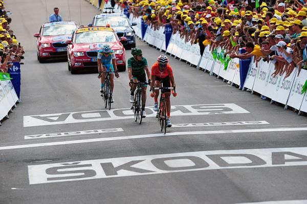 Ego Martinez (Euskaltel-Euskadi) crosses the finish line in third place, five seconds behind Millar and Peraud.