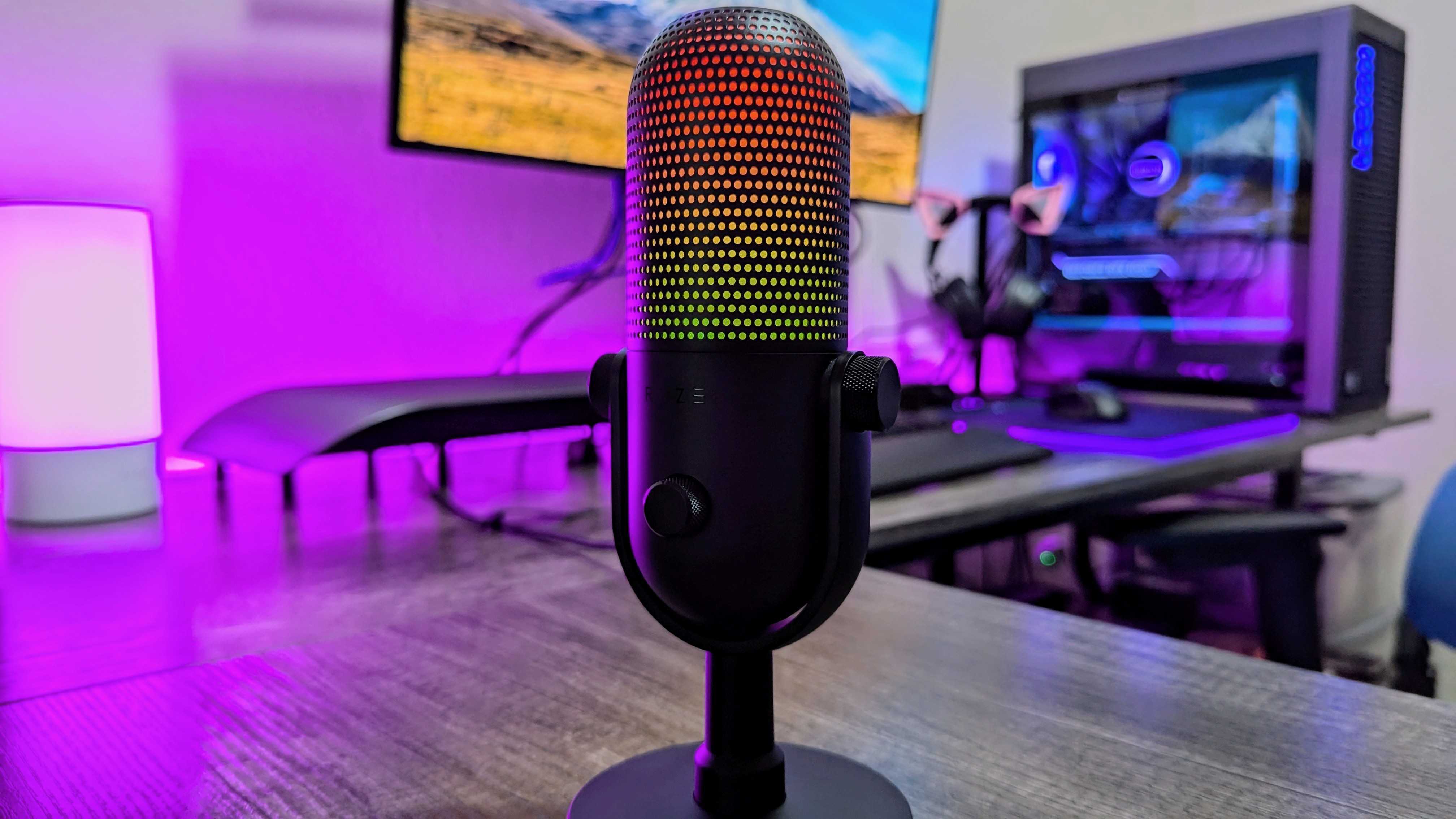 Image of the Razer Seiren V3 Chroma microphone.