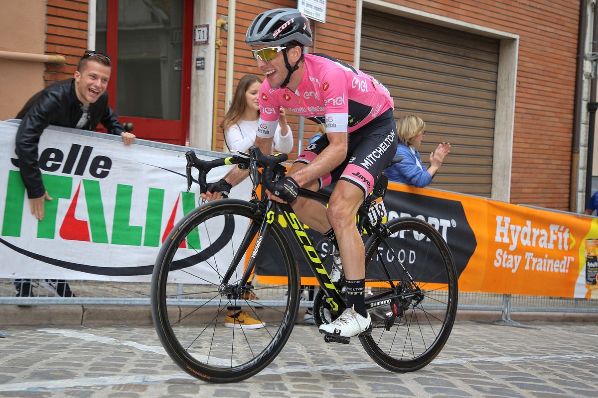 Simon Yates soloing to victory