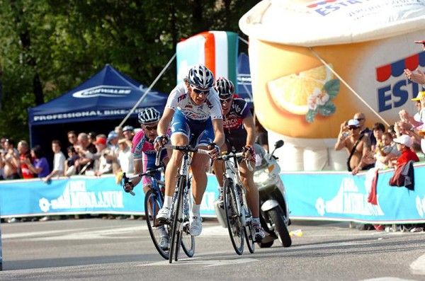 Filippo Pozzato (Katusha) leads a last minute move with Philippe Gilbert (Silence-Lotto) and Enrico Gasparotto (Lampre-NGC).