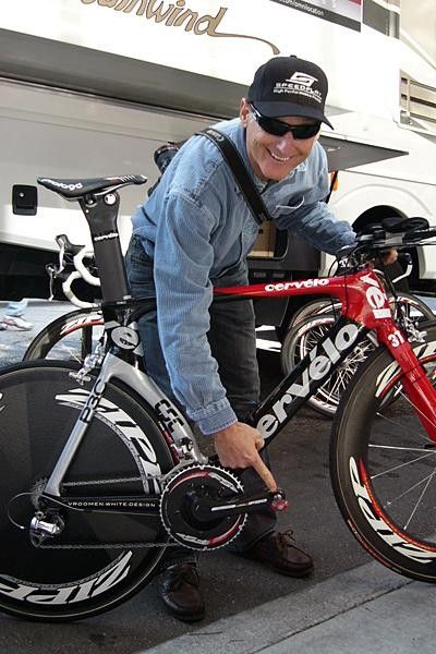 The developer of the Speedplay pedal, Richard Bryne, proudly points out the equipment used on one of the Team CSC time trial machines, in this case the bike belonging to German rider Jens Voigt.