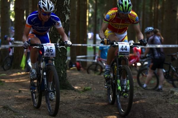 Emil Lindgren (Rabobank-Giant Offroad Team) and Jos&eacute; Antonio Hermida (Multivan Merida Bike Team) battle for fourth in the marathon.