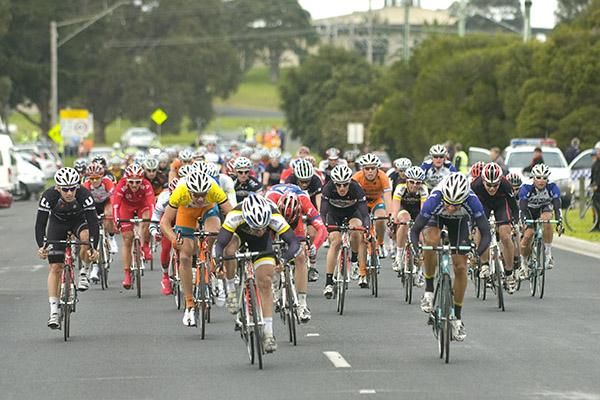 Rico Rogers (Budget Forklifts) holds out Richard Lang (Jayco Skins) to win the second stage of the tour on the out-and-back course in Wonthaggi.