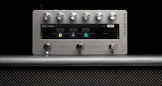 Darkglass Electronics Anagram Bass Workstation: The new multi-effects unit for bass guitar has a sleek design with a touchscreen and 6 high-resolution endless rotary knobs for fine-tuning each parameter.