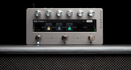 Darkglass Electronics Anagram Bass Workstation: The new multi-effects unit for bass guitar has a sleek design with a touchscreen and 6 high-resolution endless rotary knobs for fine-tuning each parameter.