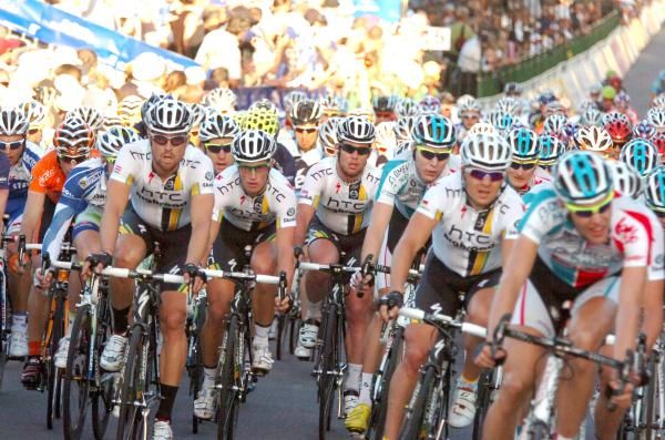 HTC-Highroad gather near the front for the sprint