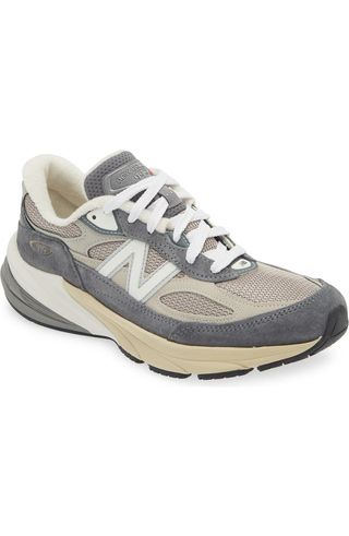 Sepatu Lari 990 V6 Core