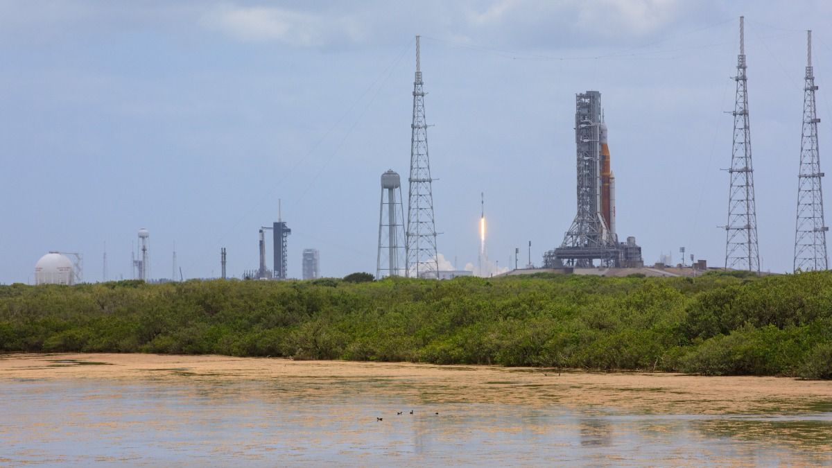SpaceX Falcon 9, çarpıcı bir fırlatma fotoğrafında diğer iki roketin üzerine çıktı