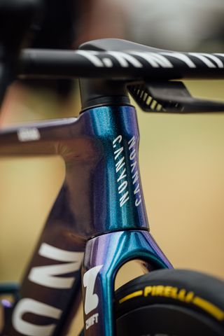 A blue Canyon Aeroad CFR with Pirelli tyres at the Tour down Under