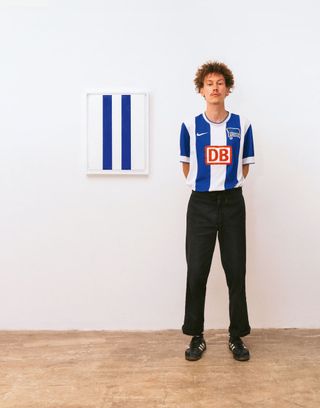 Hertha BSC football shirt turned into a painting by Max Siedentopf