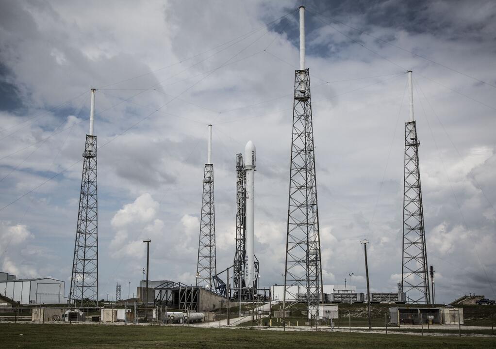 Falcon 9 Prior to Launching Orbcomm OG2 Satellites