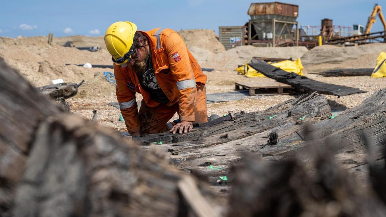 The hull timbers were found in April in a flooded quarry being dredged for gravel. The quarry is now half a mile from the sea, but it is thought to have been on the coast 400 years ago.