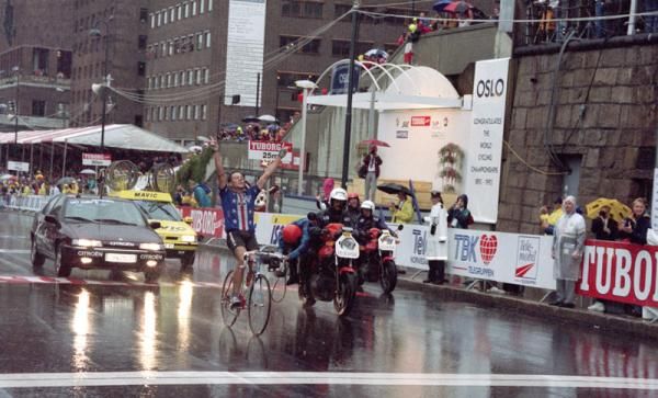 Lance Armstrong solos over the line in Oslo in 1993. Rival Jan Ullrich won the U23 race that same year.