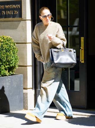 Jennifer Lopez leaves a building in Manhattan wearing dirty jeans and carrying a Birkin bag