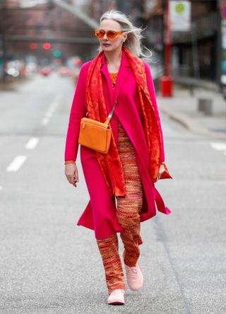 Model and Influencer Petra van Bremen wearing a red and orange outfit