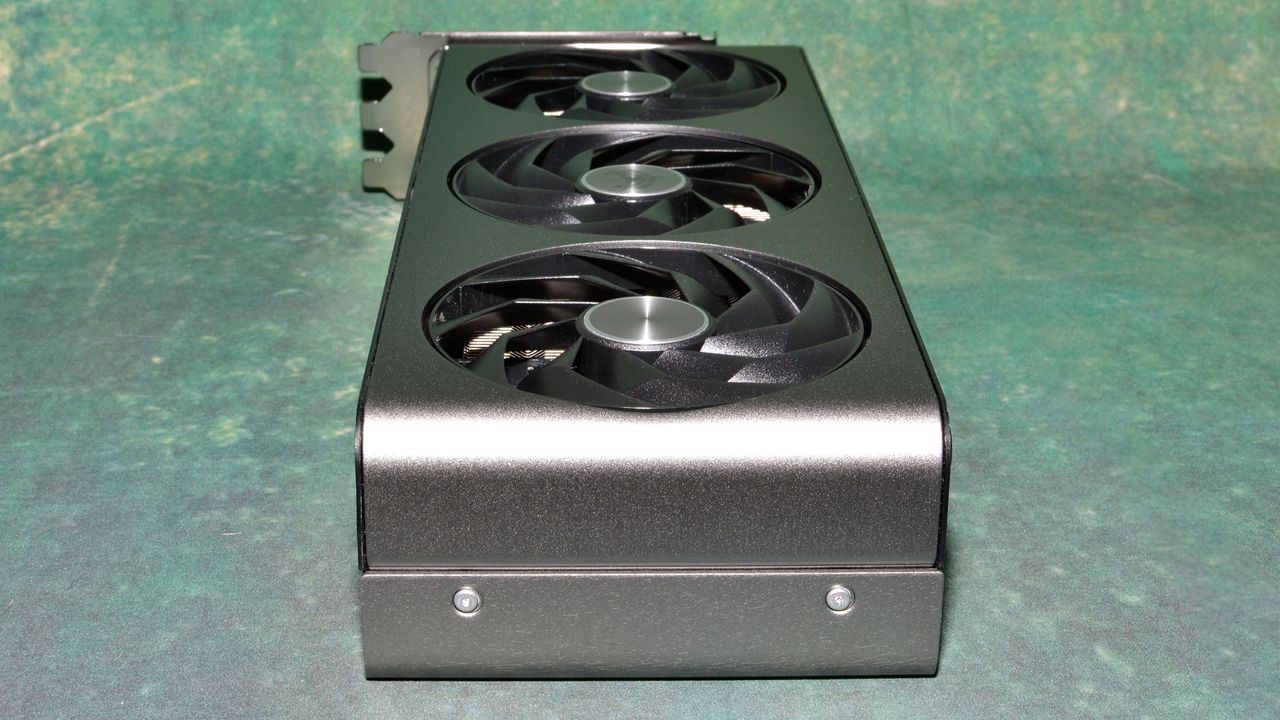 Sapphire RX 7800 XT Nitro+ charts and images