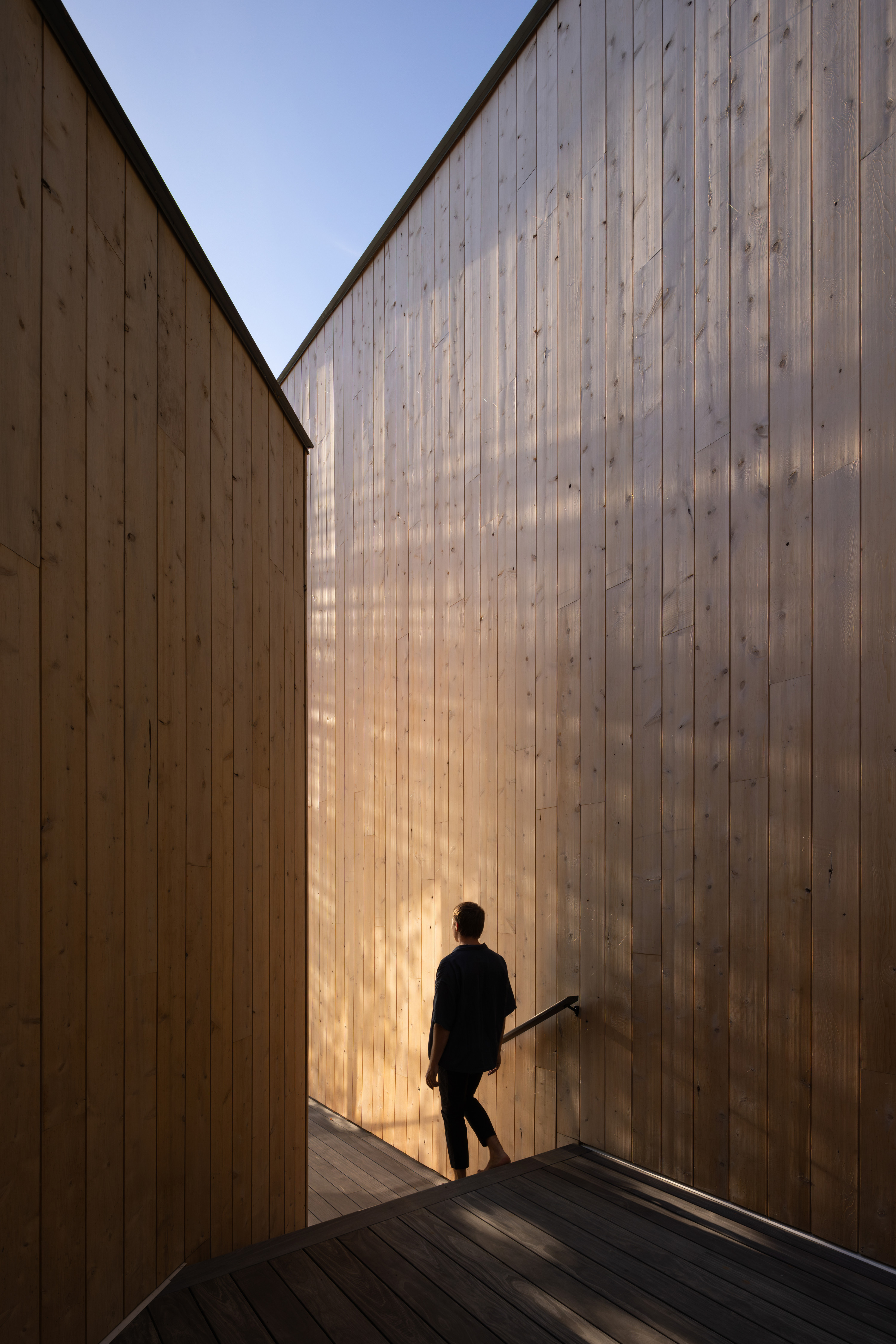 Steps between the pavilions lead down to the main terrace