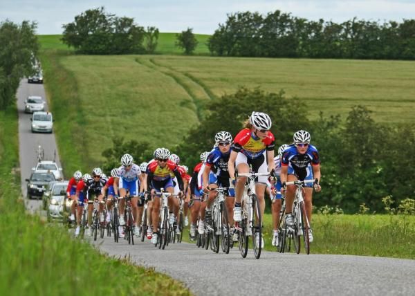The field in the Danish women's road race.