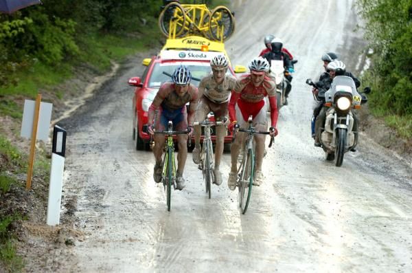 Damiano Cunego (Lampre-Farnese-Vini), John Gadret (Ag2R-La Mondiale) and Sefano Garzelli (Acqua &amp; Sapone) resemble mime artists as they go in search of the front group