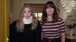 Jen og Judy åpner inngangsdøren i sesong 3 av serien Dead to Me på Netflix.