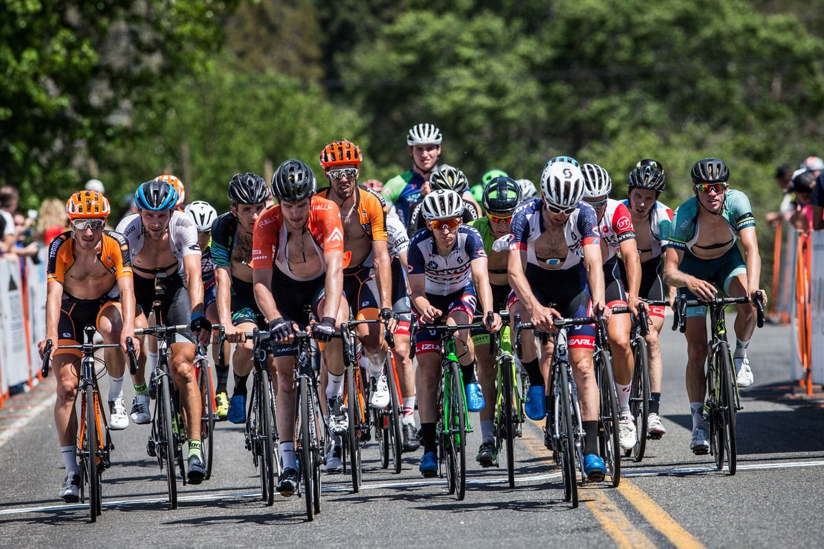 The men's peloton cruising to the finish