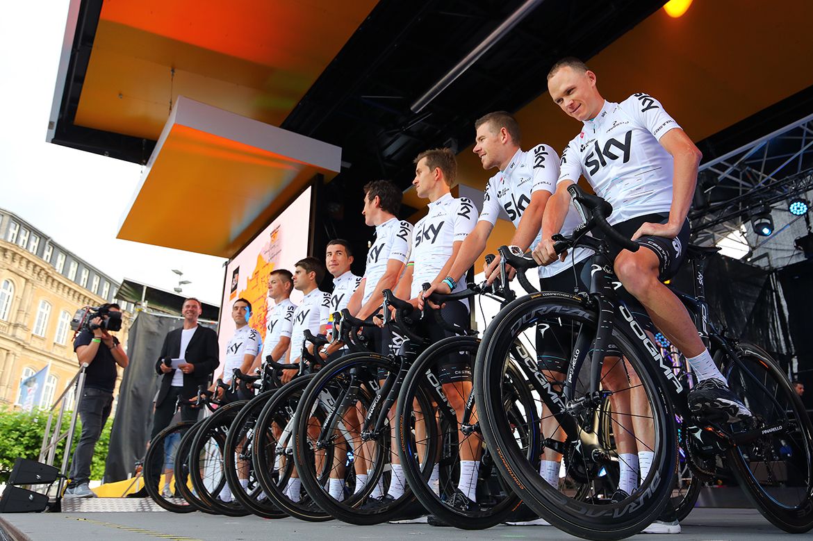 Chris Froome lines up with his Team Sky teammates