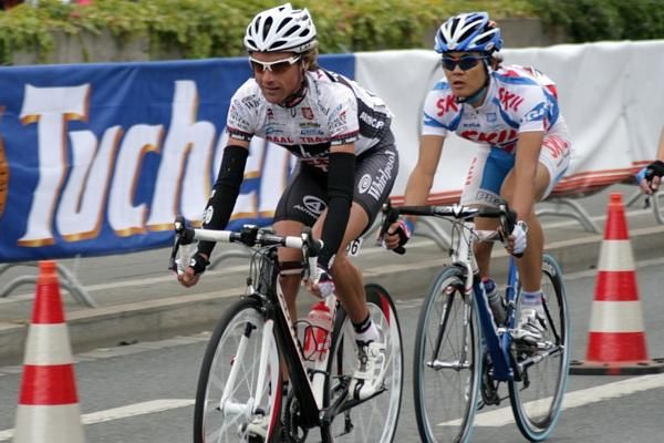 Patrik Sinkewitz (PSK Whirlpool) is marked by Skil-Shimano
