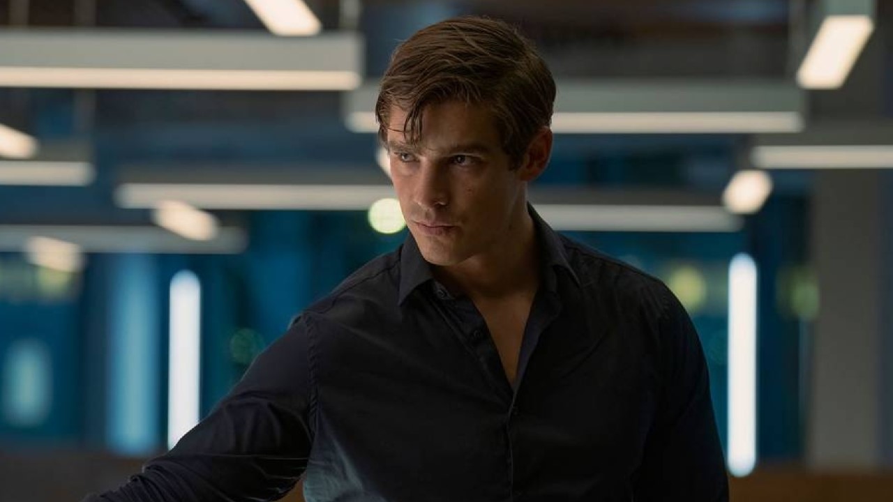 Titans Star Brenton Thwaites Is Aware Of Fans Lusting Over Nightwing's  Booty, And Isn't Against It