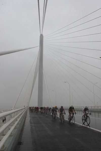 The bunch crosses the Shanghai - Chongjing Bridge in the mist