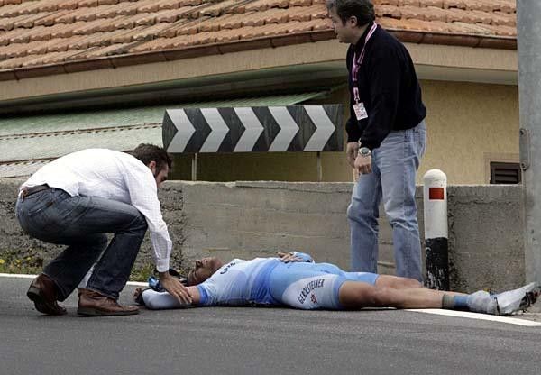 Andrea Moletta (Gerolsteiner) crashed on the Cipressa and broke his thigh.