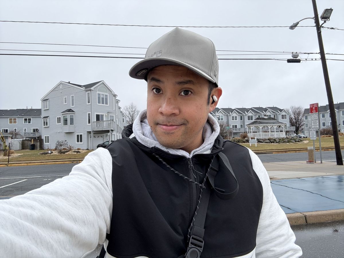Apple iPhone 16 Pro Max selfie sample.