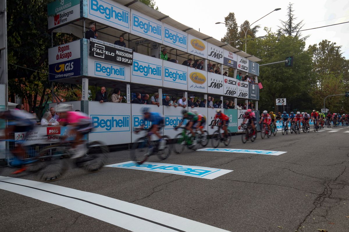 The peloton pass the finish line at the GP Bruno Beghelli