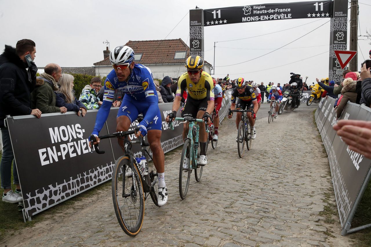 The lead group enters Mons-en-P&eacute;v&egrave;le