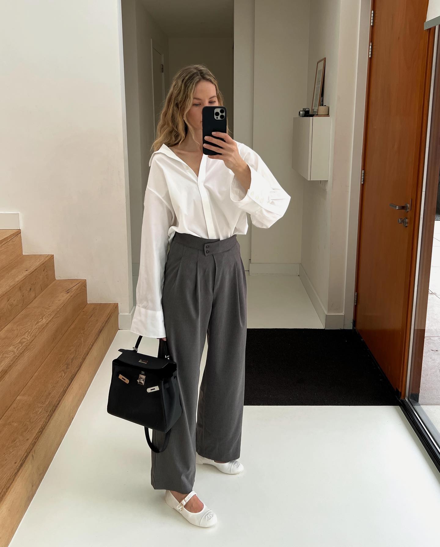 White shirt outfits: @anoukyve wears a white shirt and grey trousers
