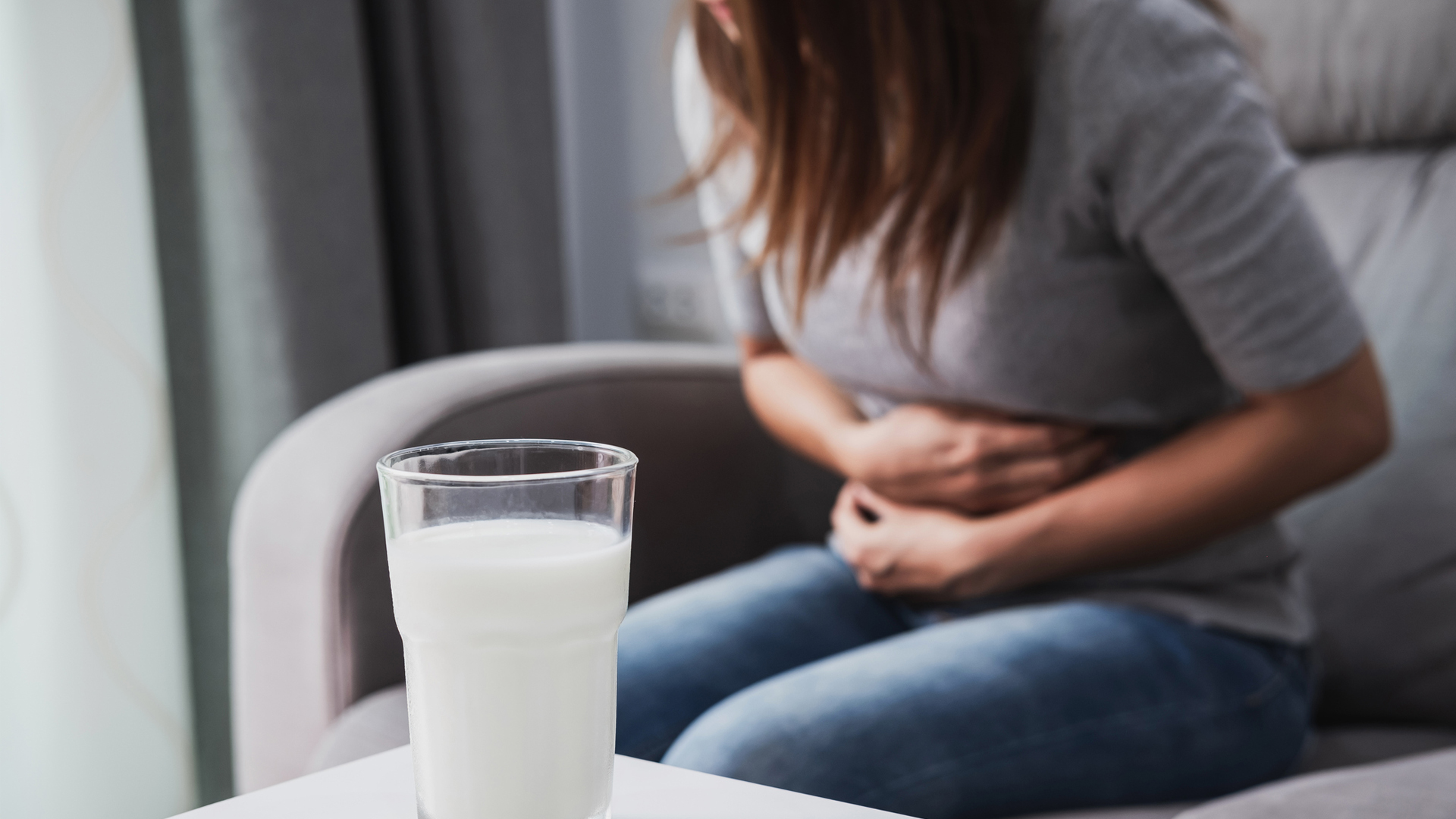 mujer que sufre de intolerancia a la lactosa