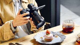 尼康 Z 24-105mm f/4-7.1 鏡頭在使用中,安裝在尼康 Z5 II 上