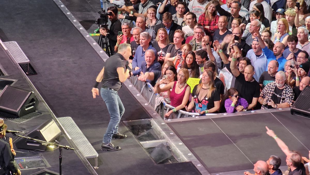 Bruce Springsteen photographed with Samsung Galaxy S23 Ultra 10x zoom