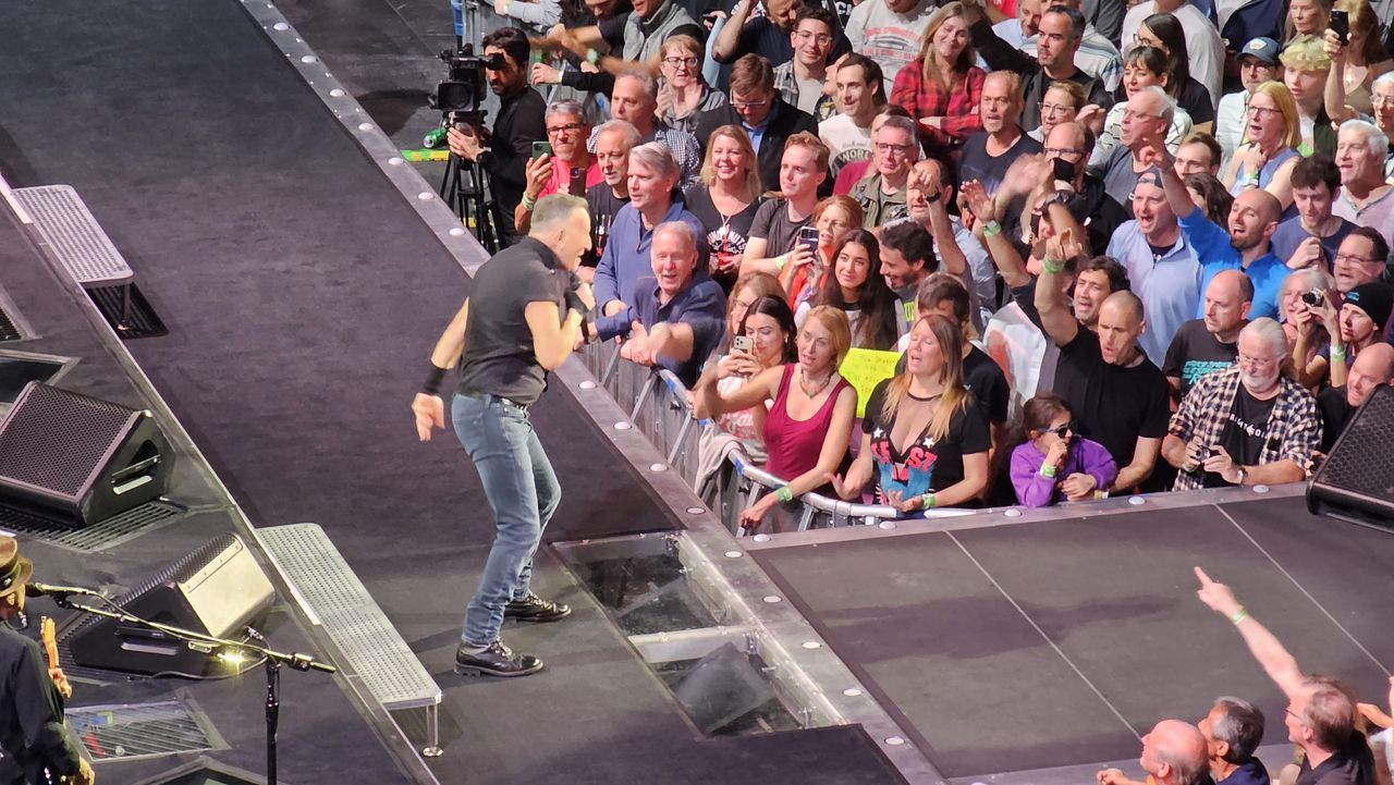Bruce Springsteen photographed with Samsung Galaxy S23 Ultra 10x zoom