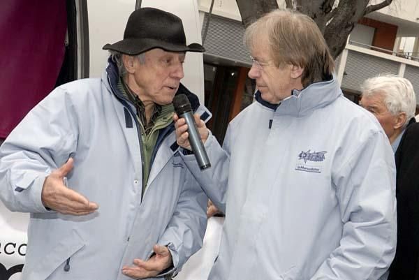 Commentator Daniel Mangeas talks to organizer Roland Fangille.