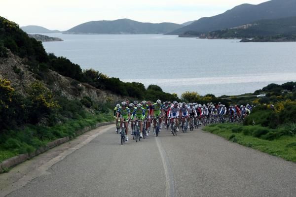The peloton climbs together on the final stage of the Giro di Sardegna