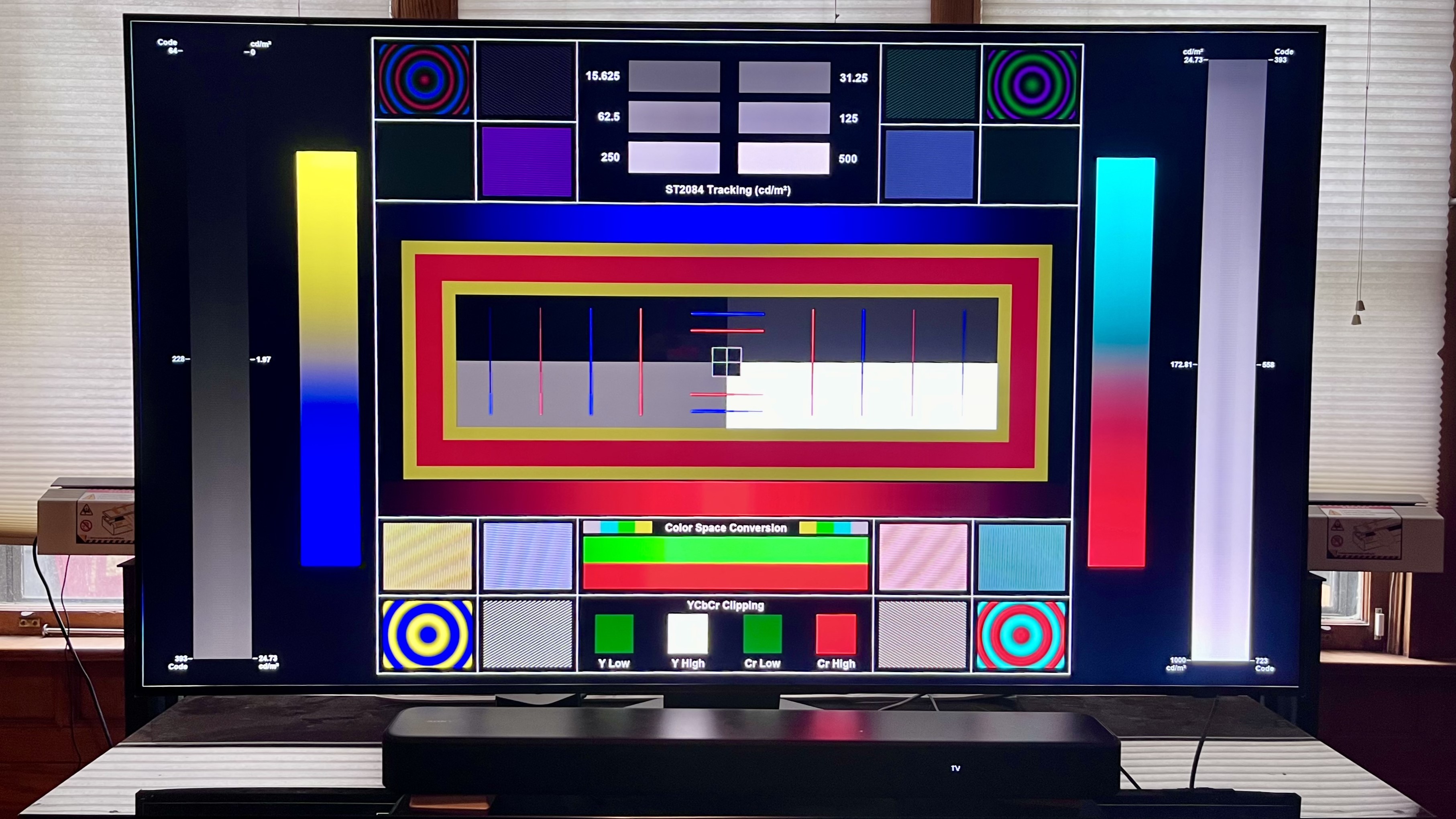 Samsung QN85C showing test pattern on screen