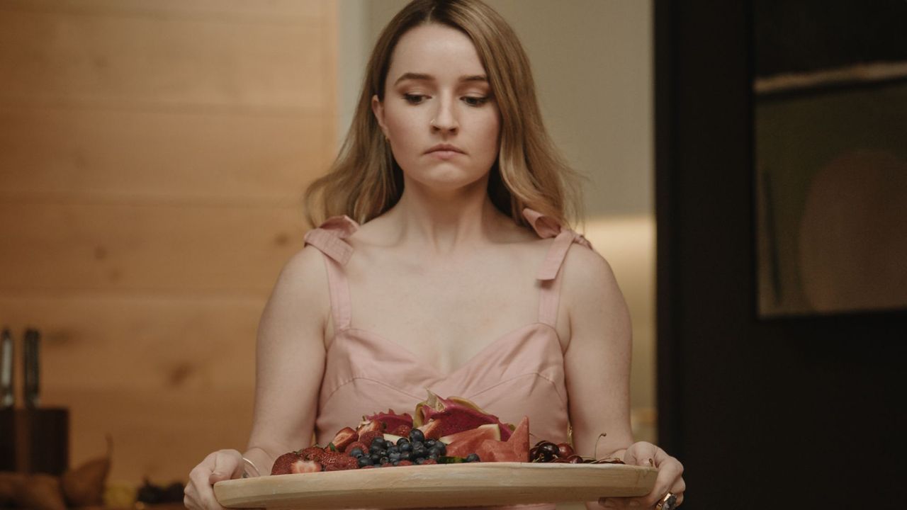 Kaitlyn Dever portraying Belle Gibson in Netflix&#039;s Apple Cider Vinegar