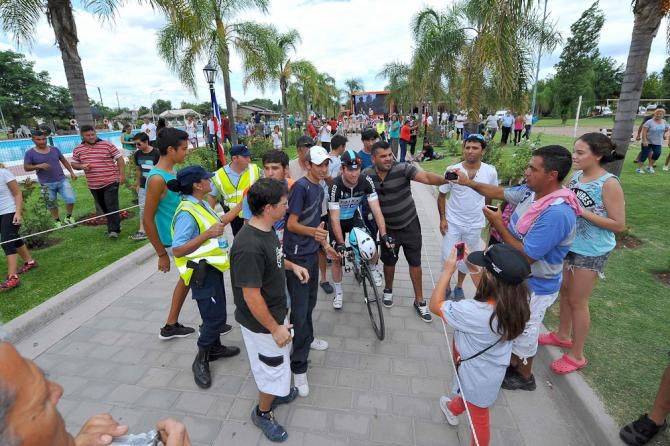 Mark Cavendish (Etixx-QuickStep) draws a crowd.