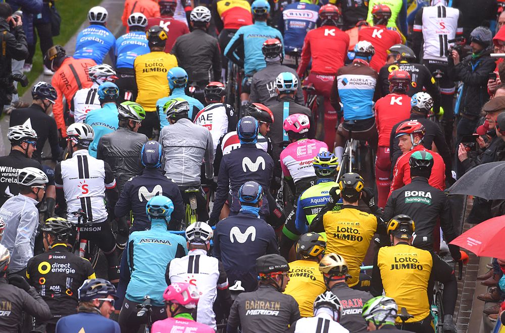 The field line up to start a rainy 2018 Dwars door Vlaanderen