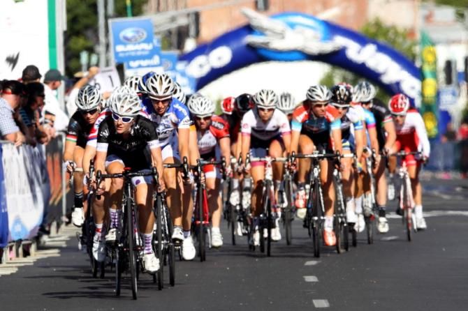 Naomi Williams (LIV Giant) leads the bunch up Sturt Street